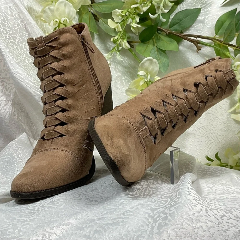 Coconuts by Matisse Tan suede ankle booties Women’s 7‎ 1/2 inbox excellent